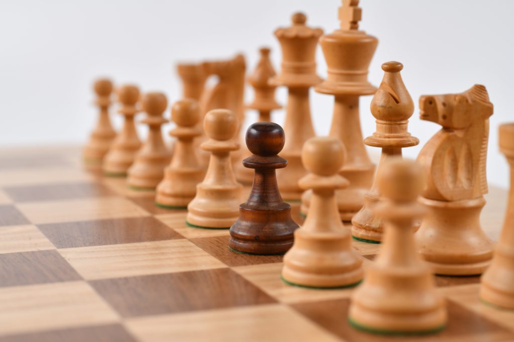 チェスで白の駒の中に混じった黒い駒