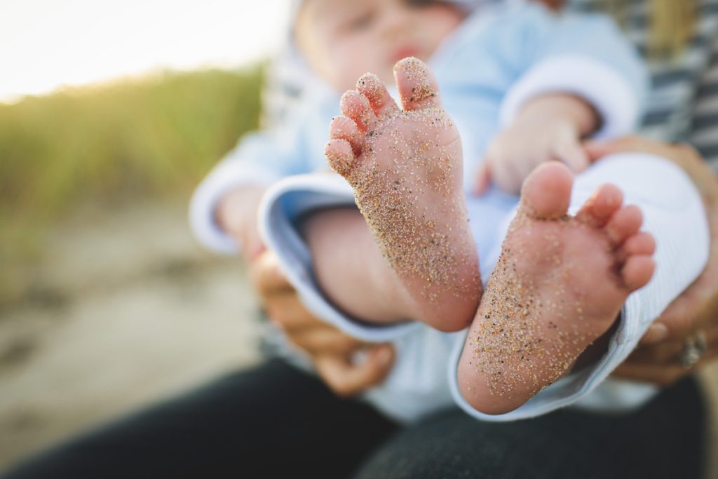 砂がついた赤ちゃんの足の裏