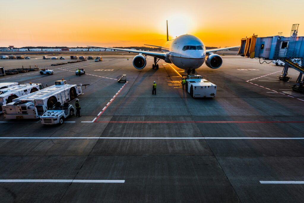 海外送金を完了した駐在員が空港から見る飛行機